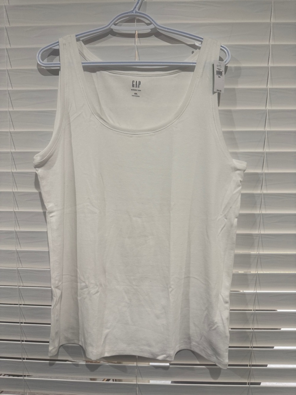 GAP Women’s White Scoop Tank Top